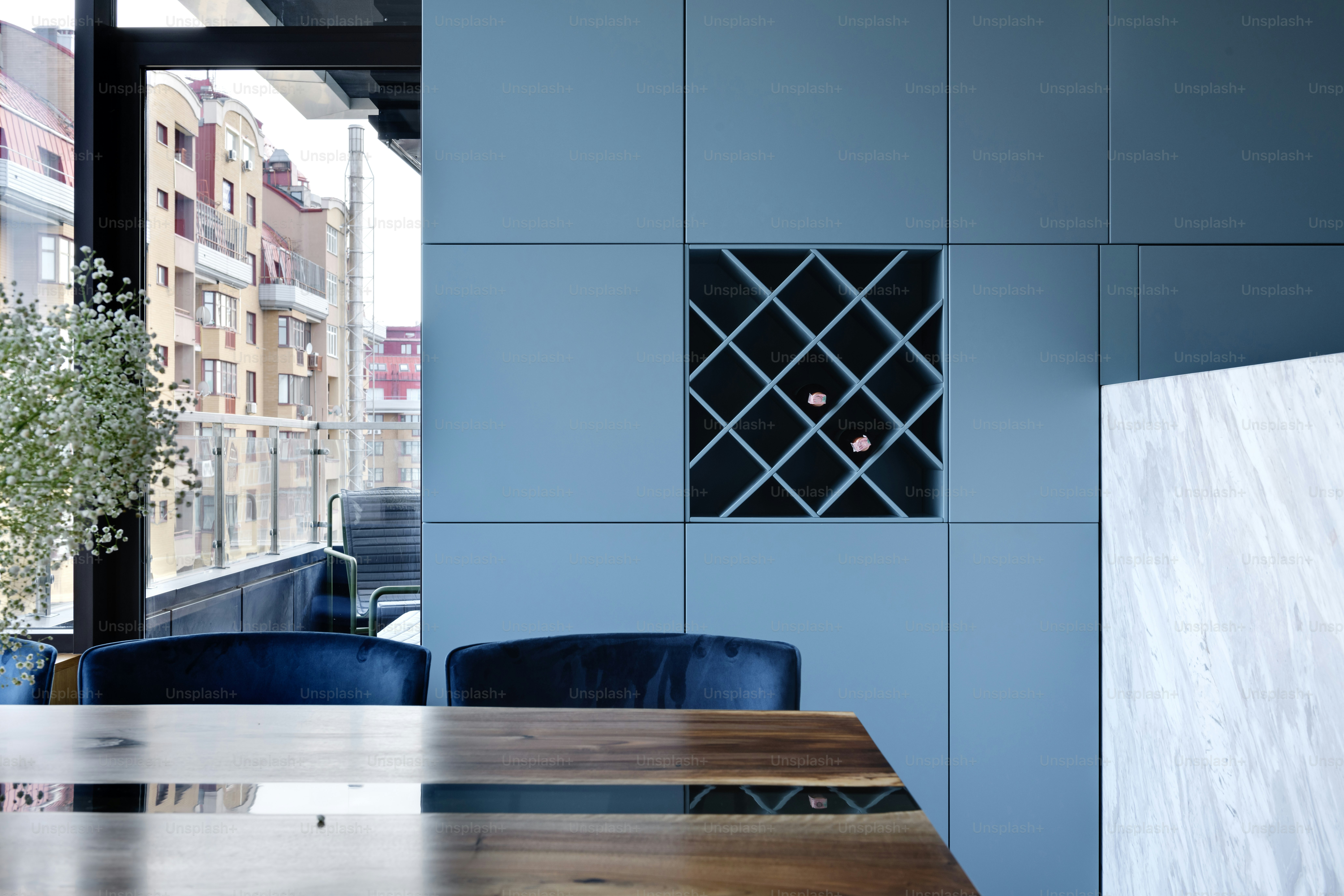 Kamar dengan meja kayu dan kursi biru