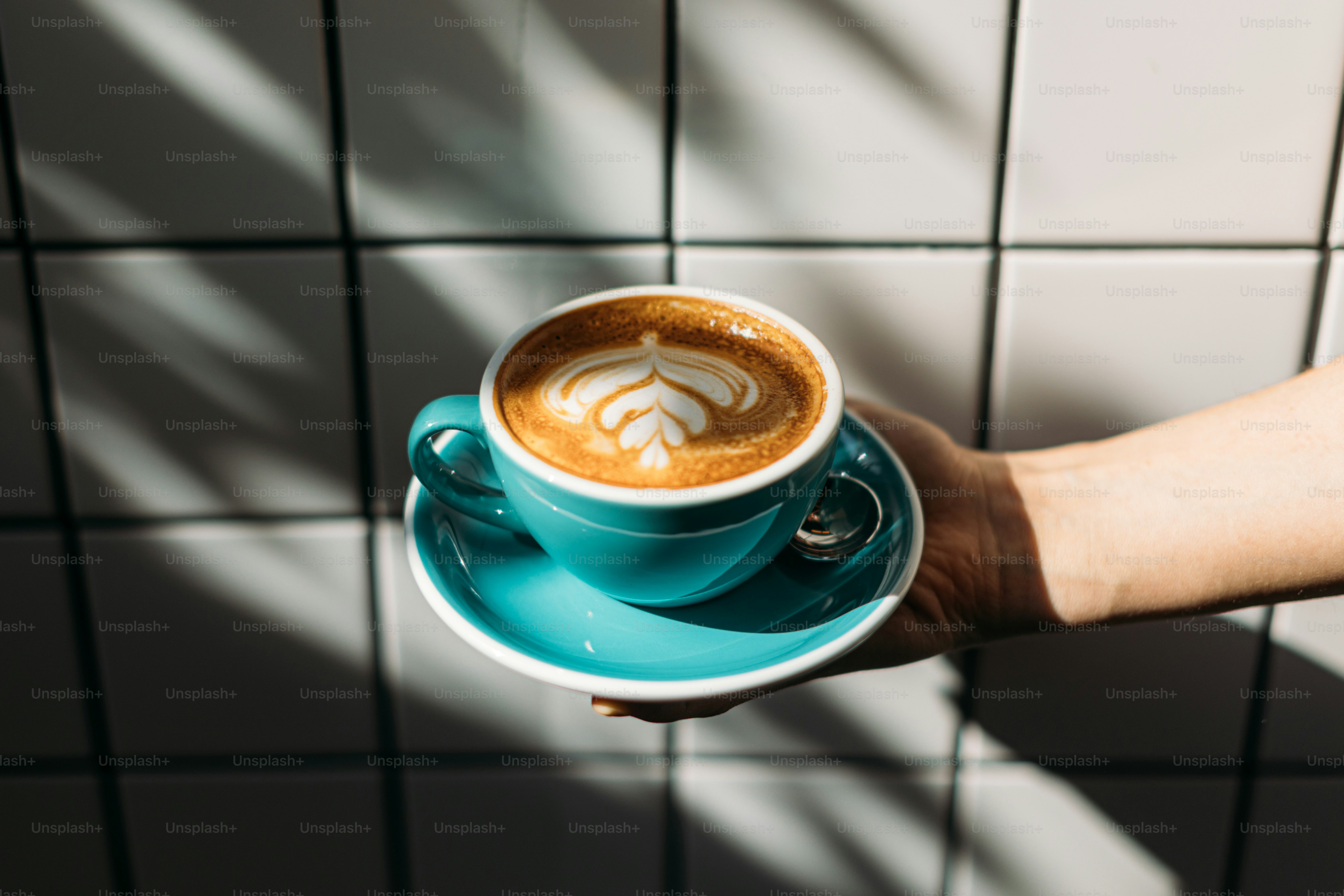 una persona sosteniendo una taza de café en la mano