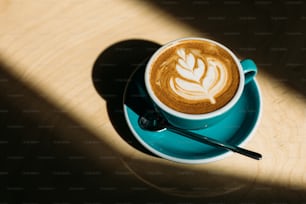 una tazza di cappuccino su un piattino con un cucchiaio