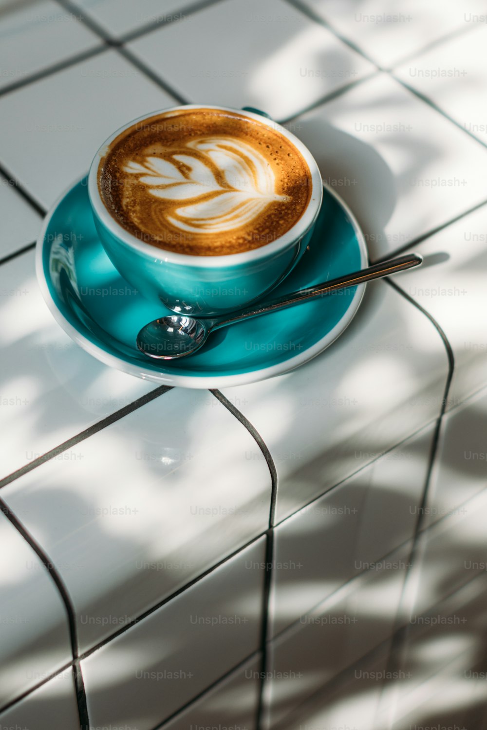 um cappuccino sentado em cima de um pires azul