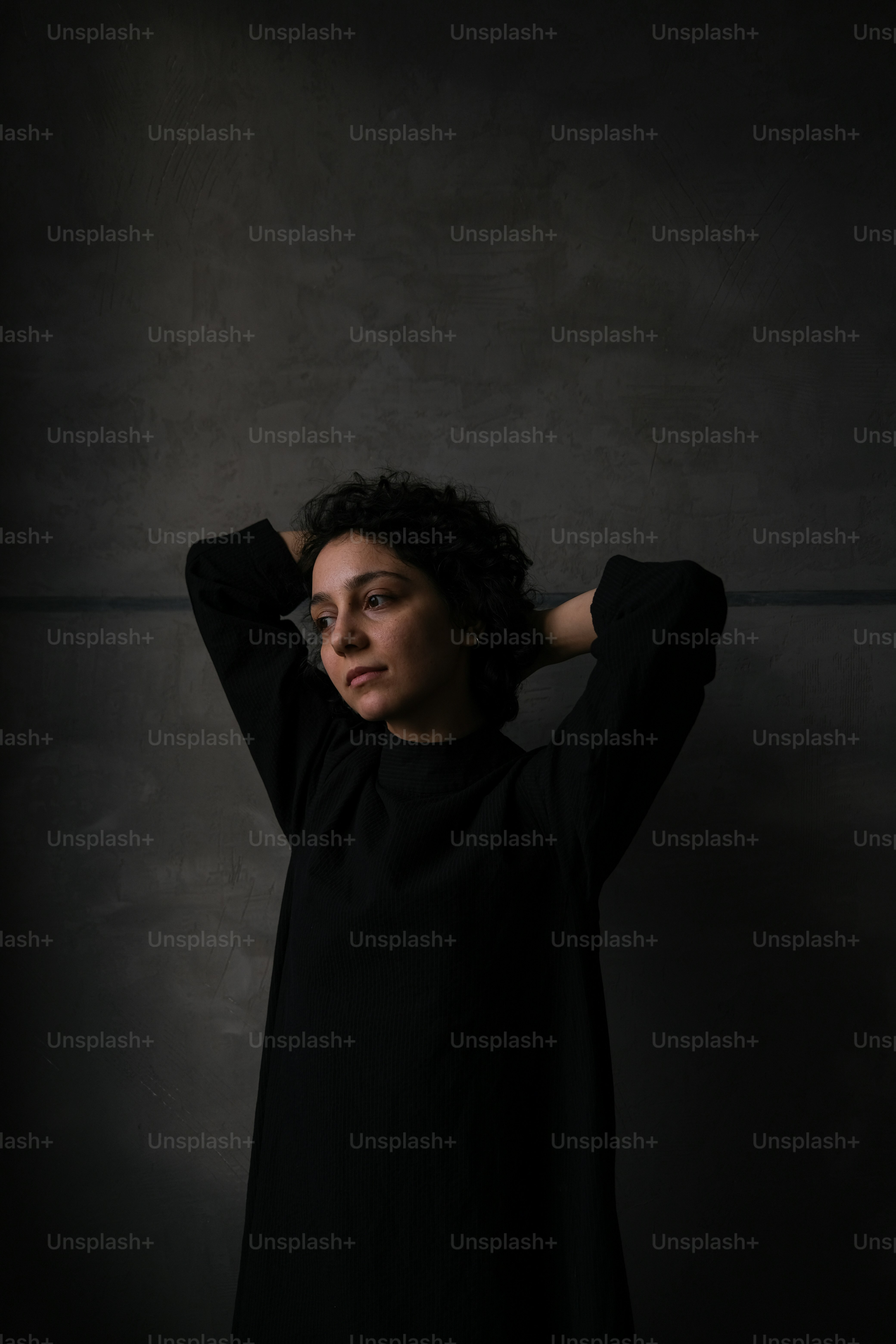 Una mujer con un vestido negro posando para una foto