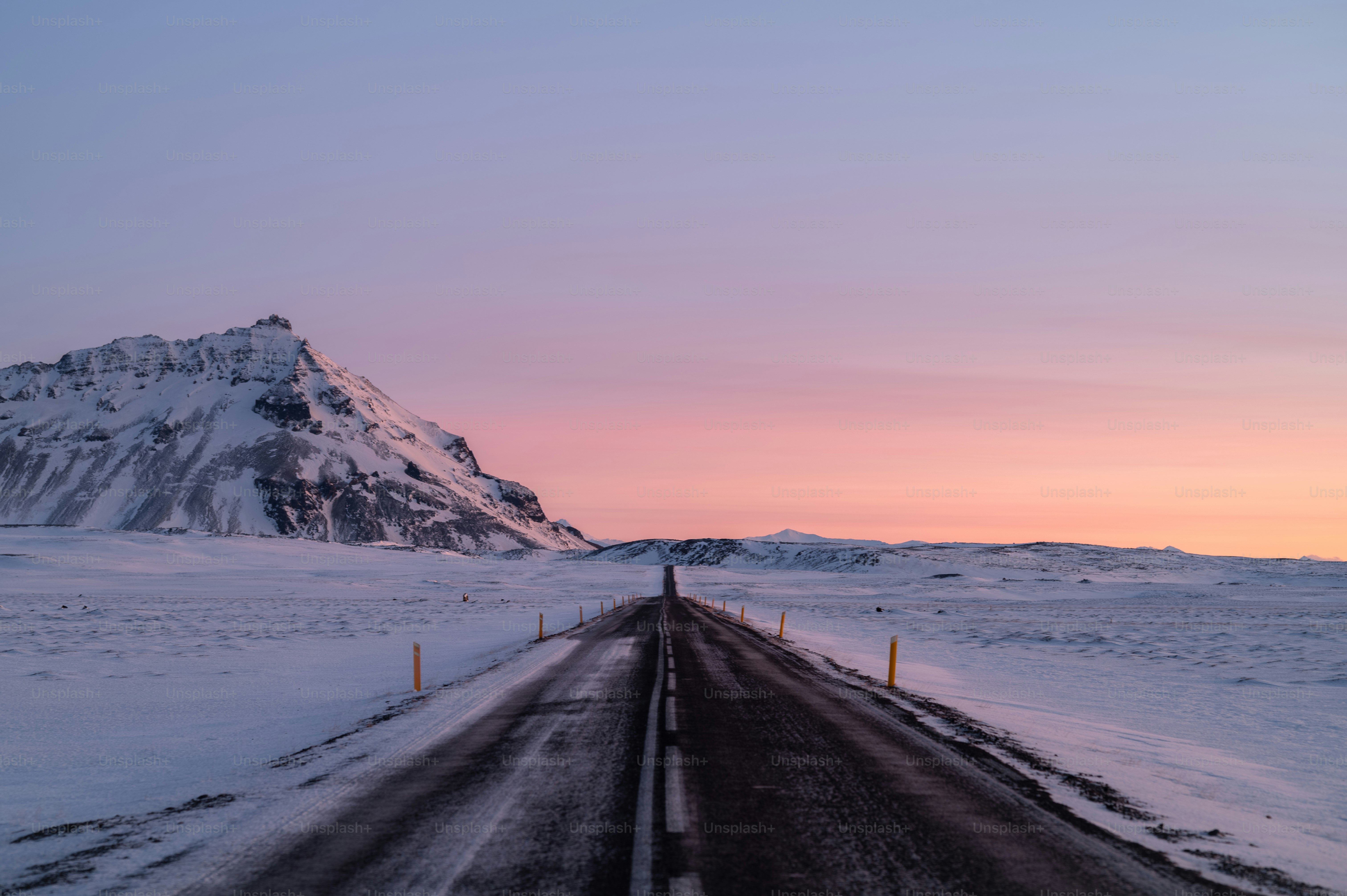 Eine lange Straße mit einem Berg im Hintergrund