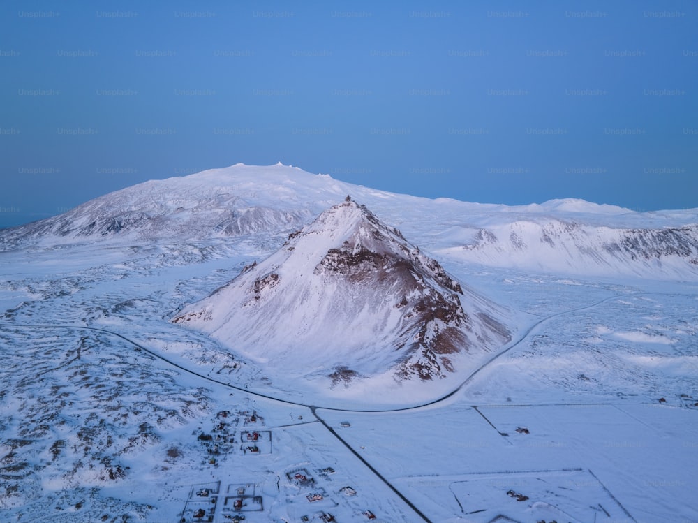 una montaña cubierta de nieve con un camino que la atraviesa