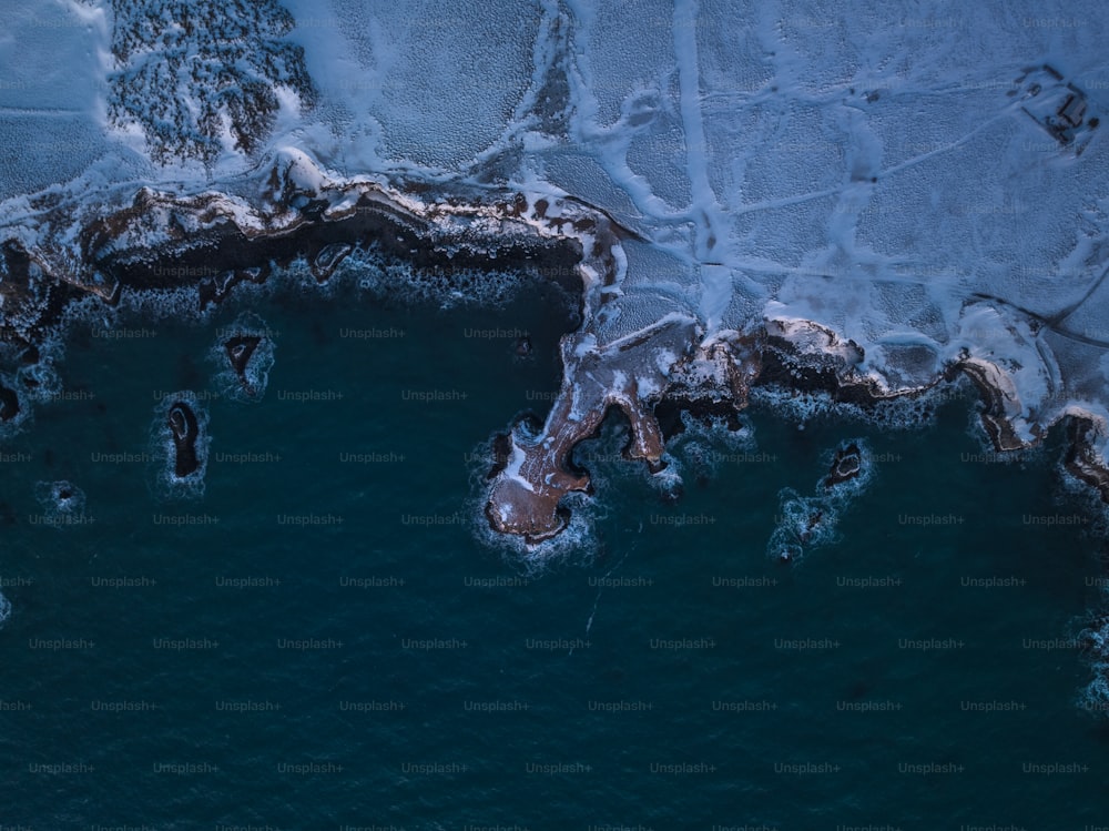 une vue aérienne d’un plan d’eau recouvert de glace