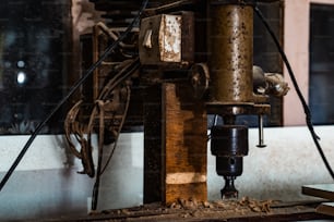 una máquina que está trabajando en un trozo de madera
