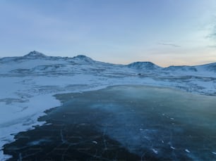 Una cadena montañosa cubierta de nieve y hielo