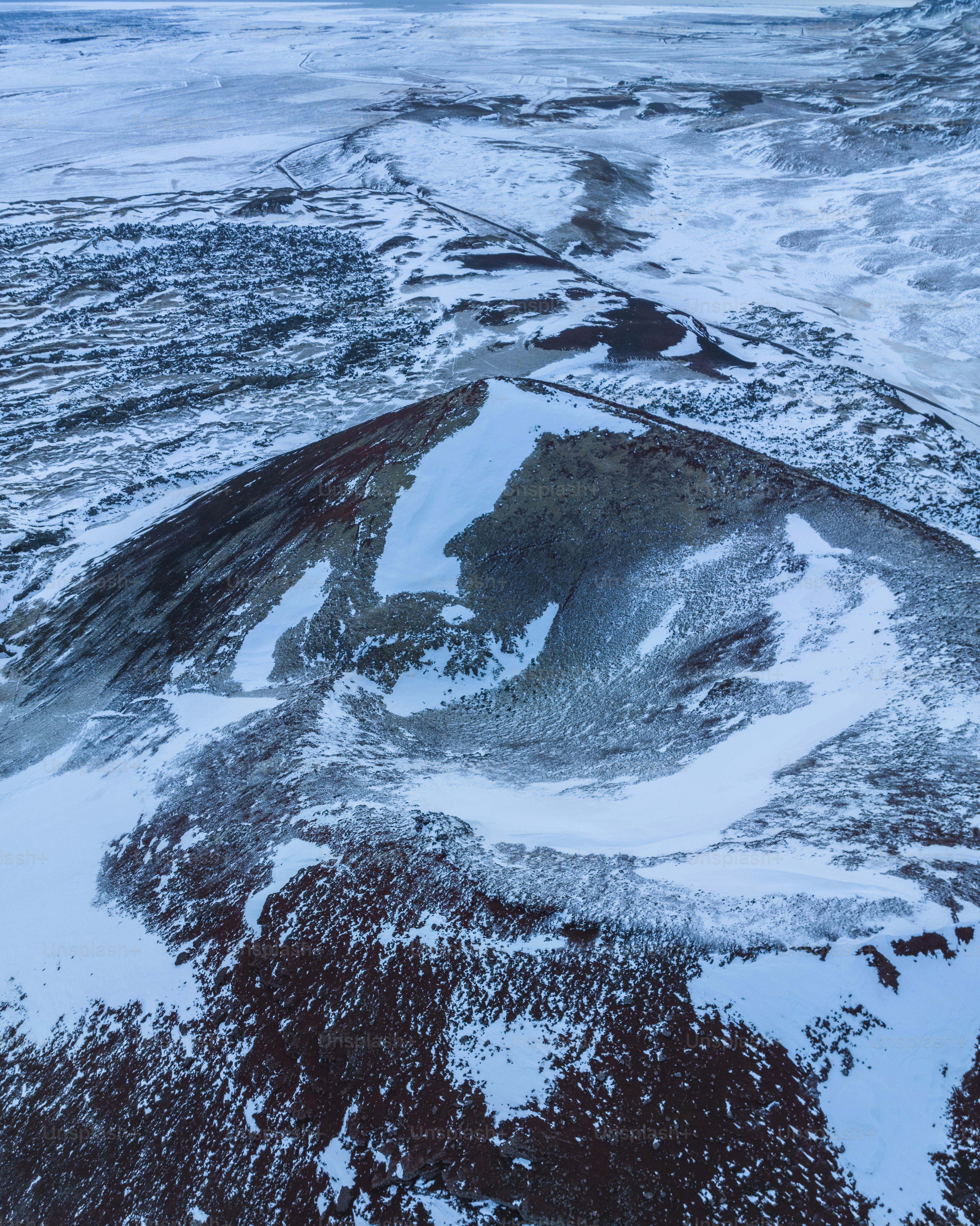 Luftaufnahme einer verschneiten Landschaft