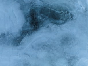 uma imagem de um pouco de gelo na água