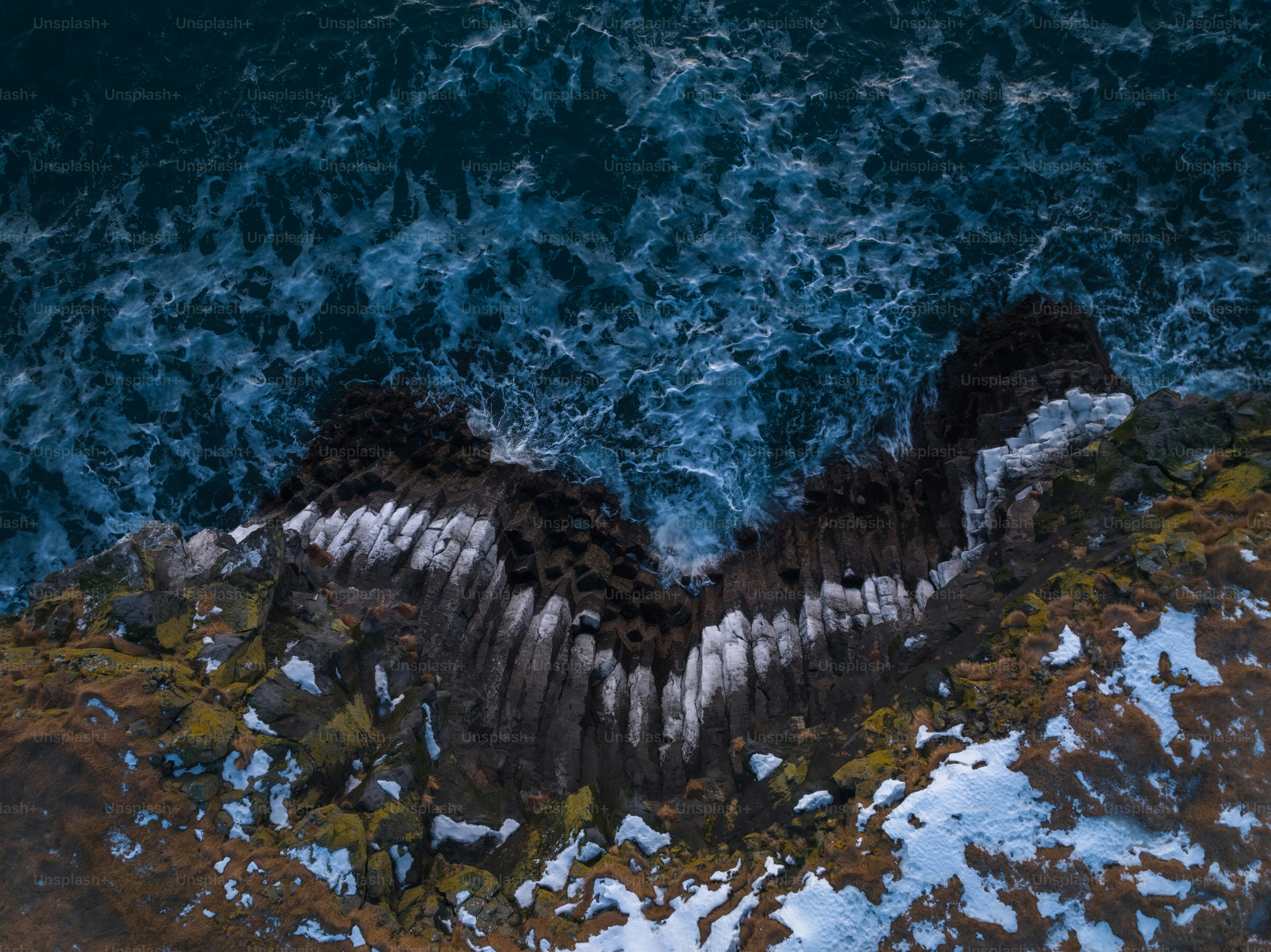 a bird's eye view of the water and rocks