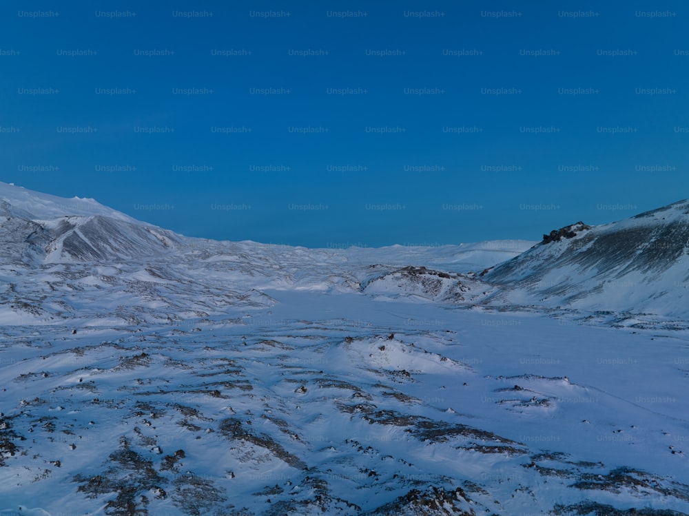 Eine schneebedeckte Bergkette unter blauem Himmel
