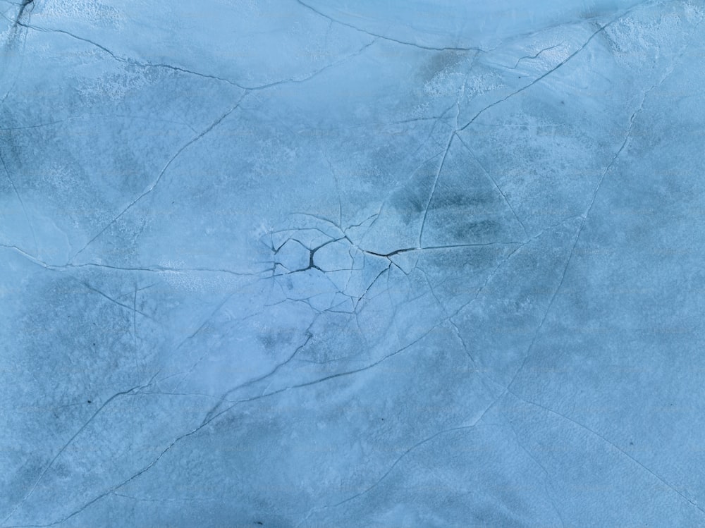 um chão coberto de neve com rachaduras