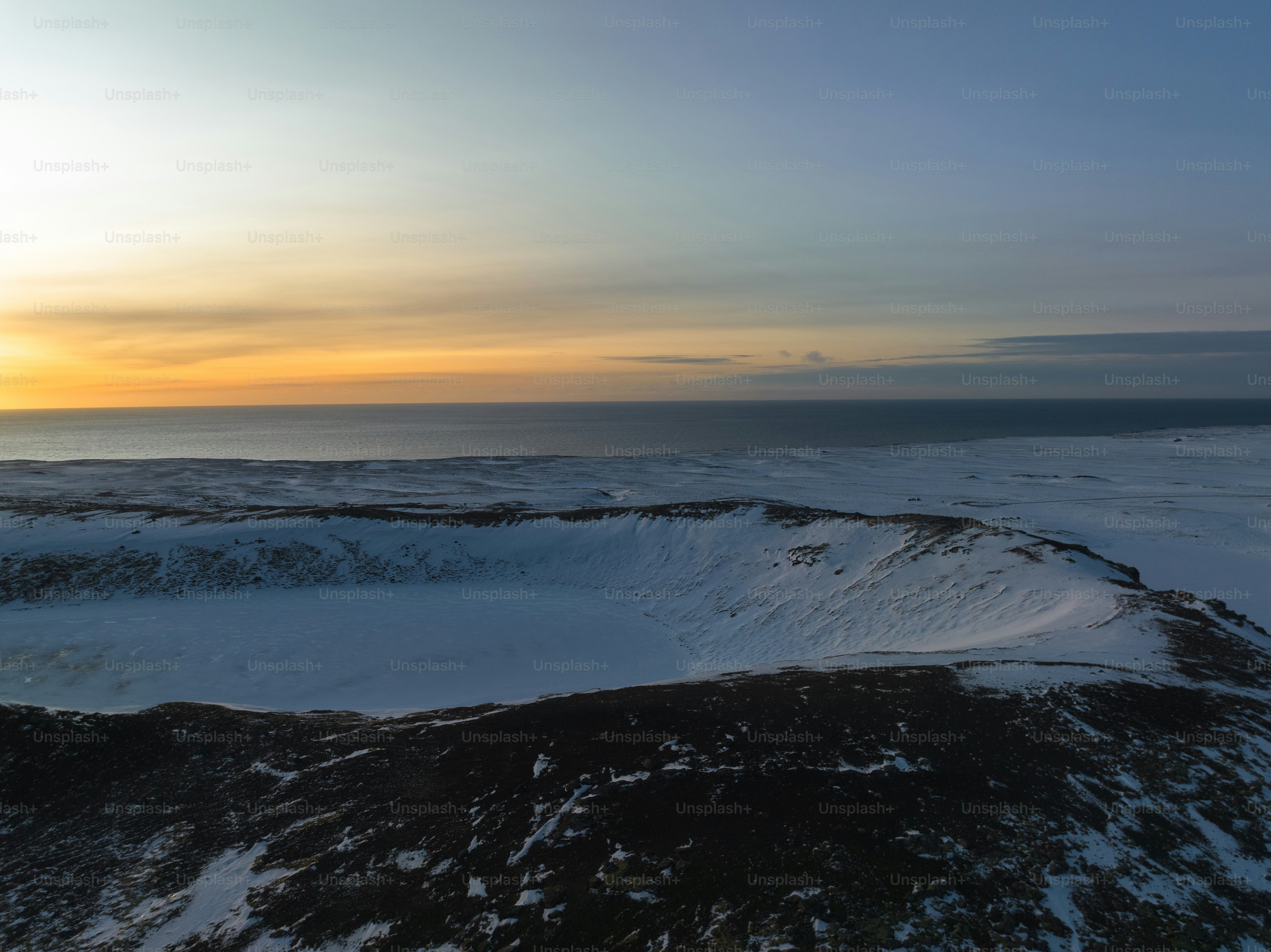 The sun is setting over a snowy mountain photo – Nature Image on Unsplash