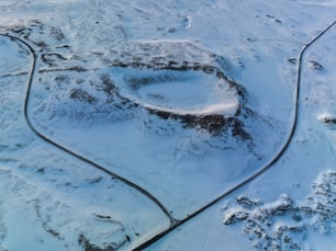 雪に覆われた風景の空中写真