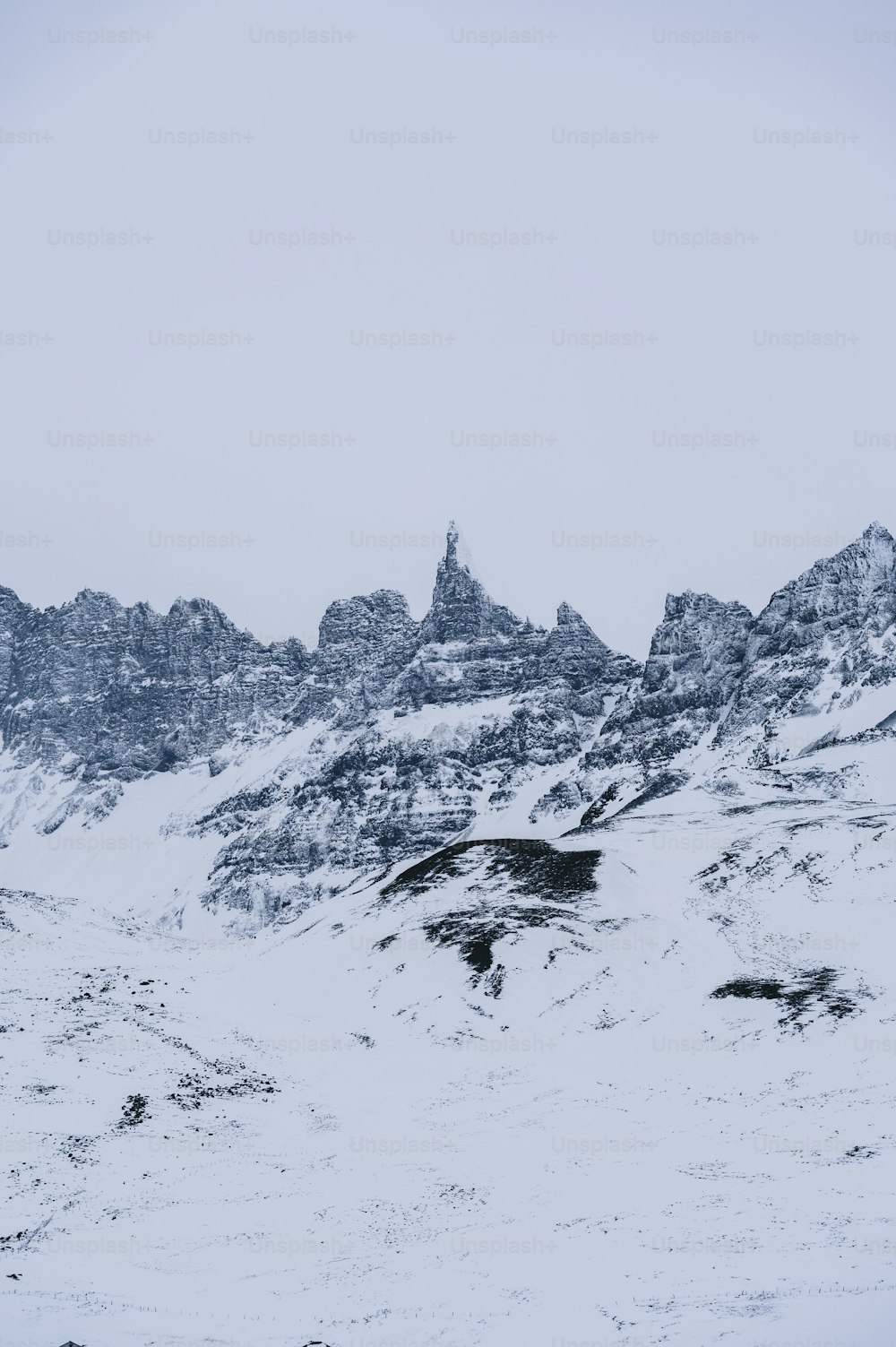 eine schneebedeckte Bergkette mit Himmelshintergrund