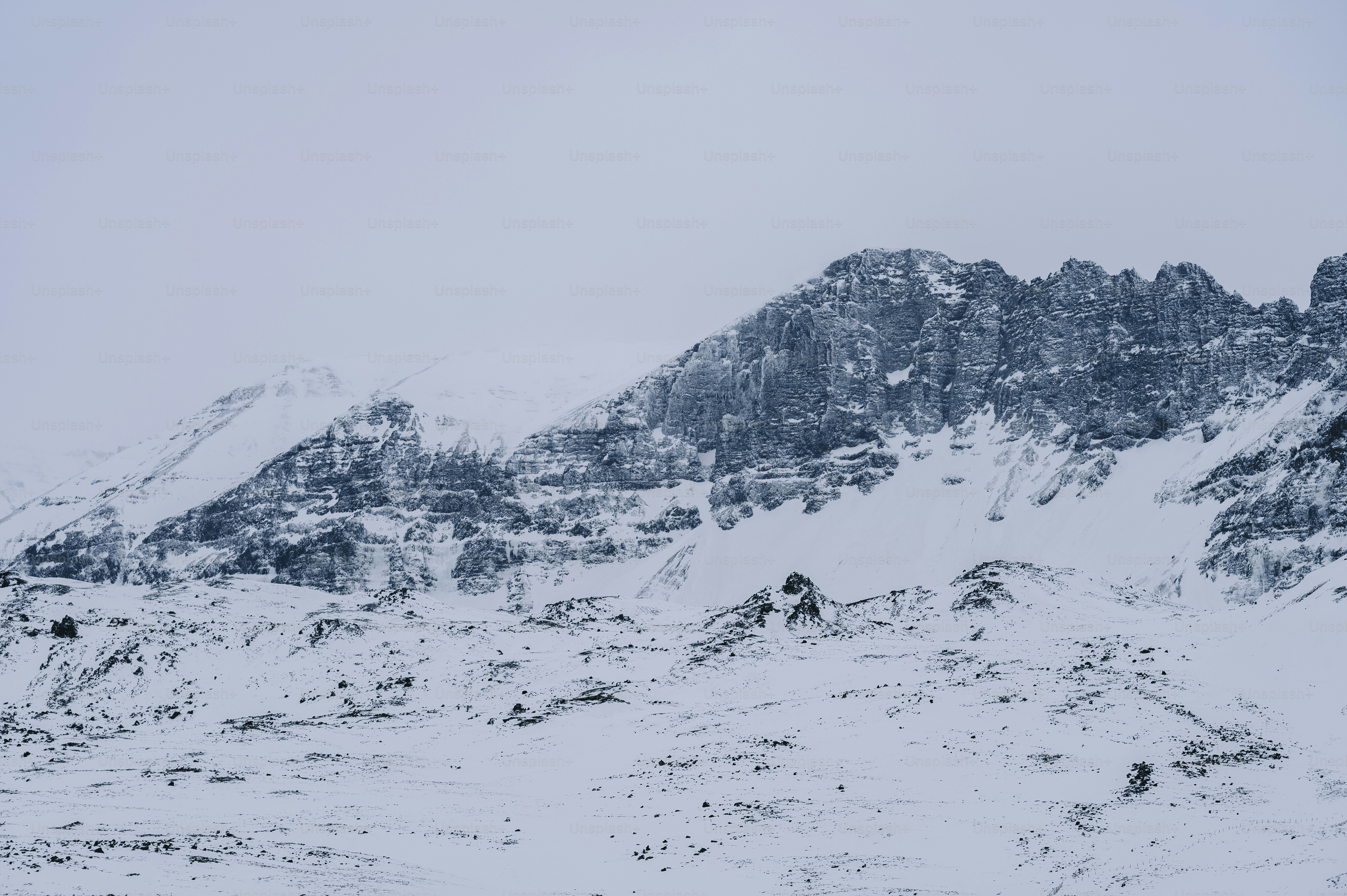 Ein schneebedeckter Berg mit Himmelshintergrund