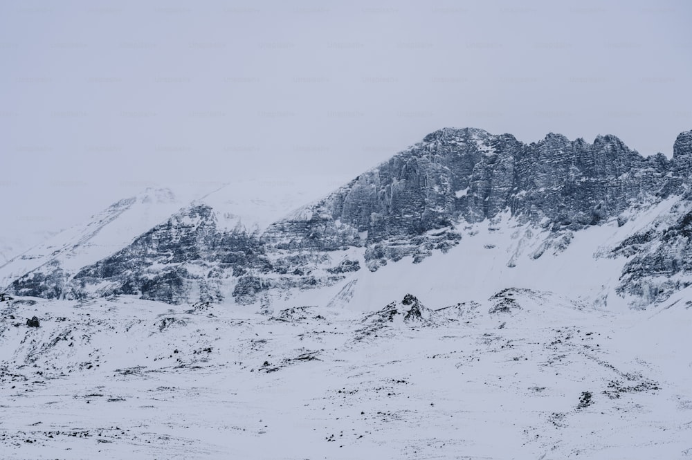 uma montanha coberta de neve com um fundo do céu