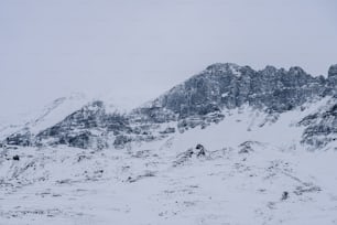 Ein schneebedeckter Berg mit Himmelshintergrund
