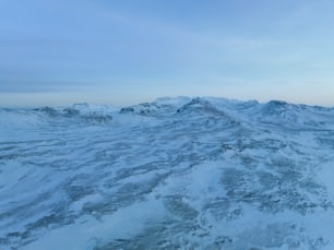 Blick auf eine schneebedeckte Bergkette