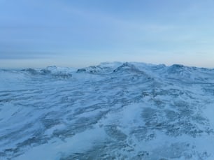 Una vista de una cadena montañosa cubierta de nieve