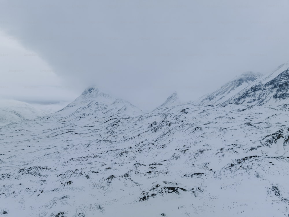 曇り空の下で雪に覆われた山