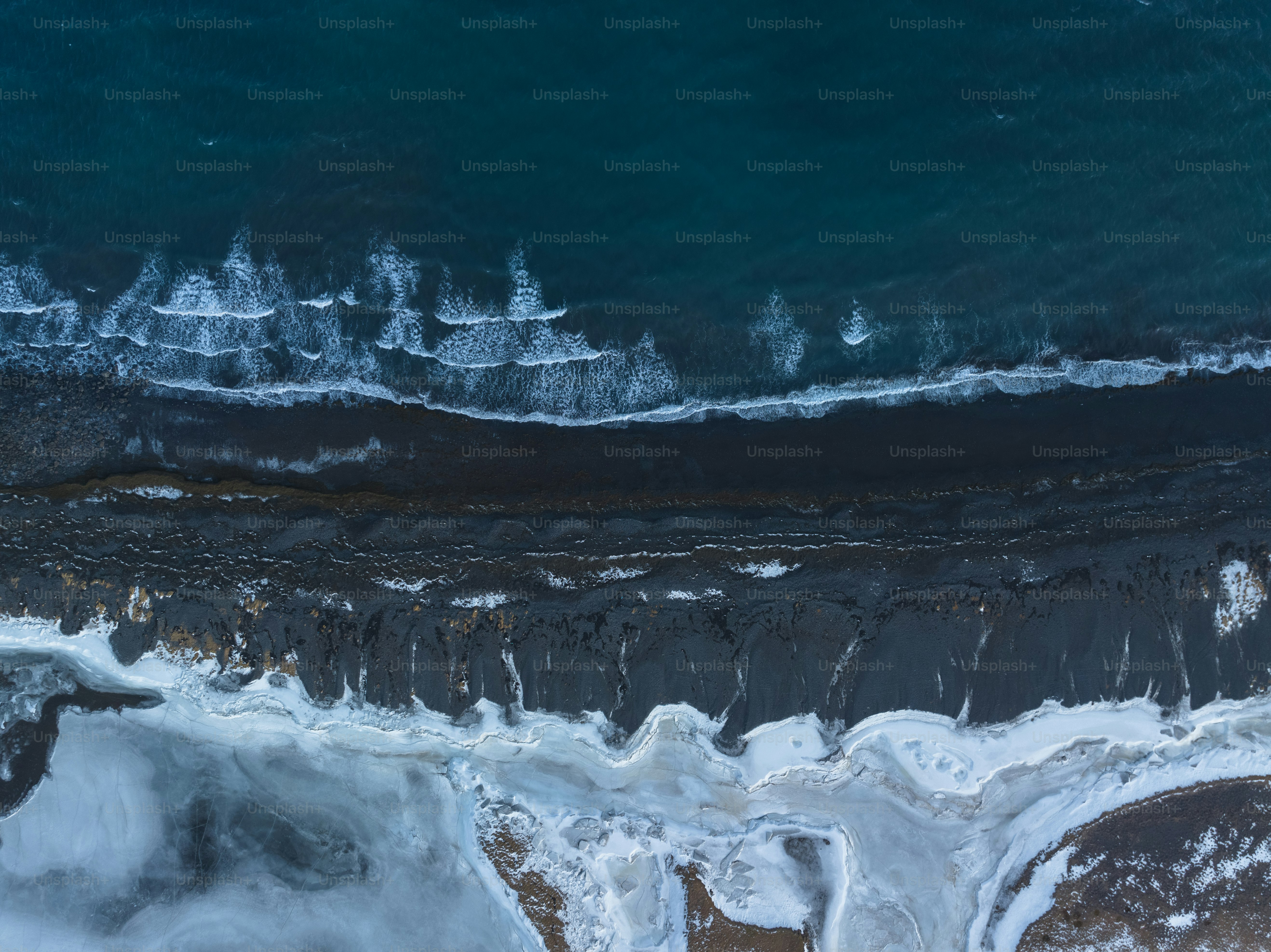 Eine Luftaufnahme des Ozeans und des Landes