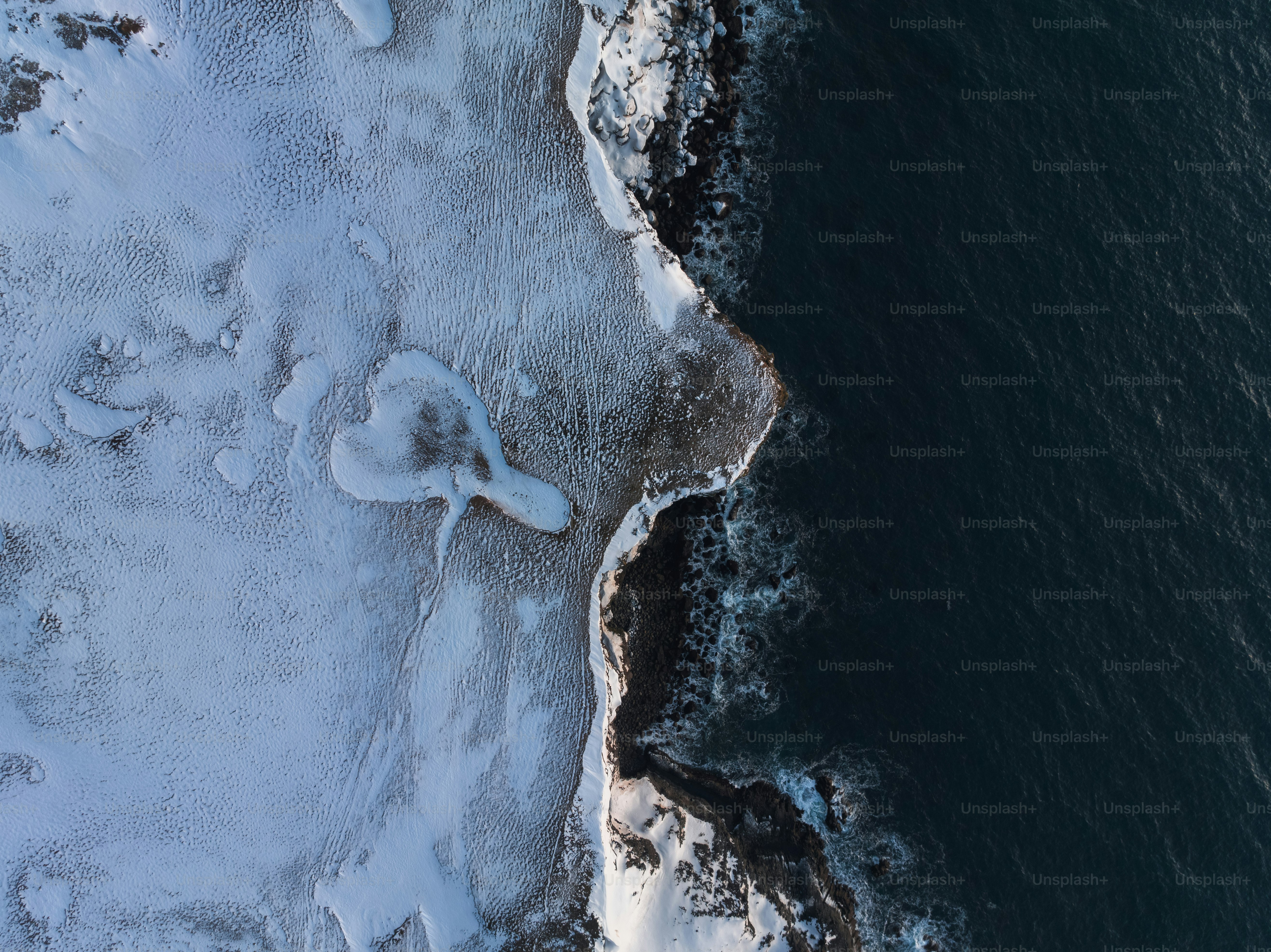 Luftaufnahme eines schneebedeckten Strandes