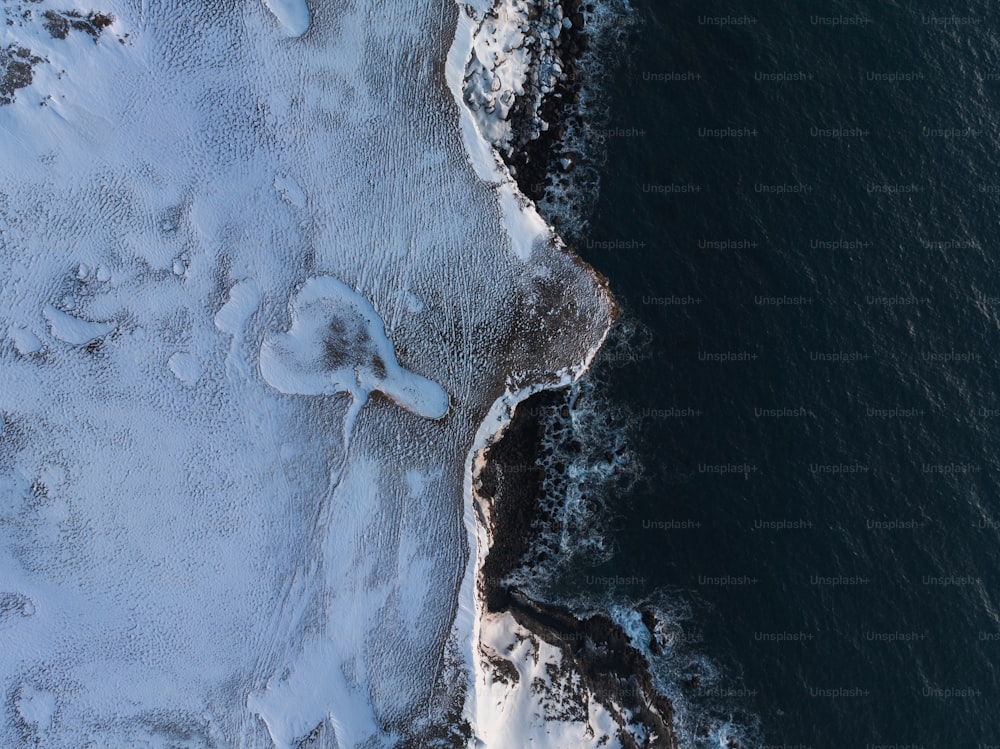 Una vista aérea de una playa cubierta de nieve