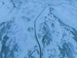 una veduta aerea di una montagna innevata