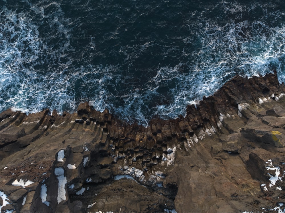 Una vista a volo d'uccello sull'oceano e sulle rocce