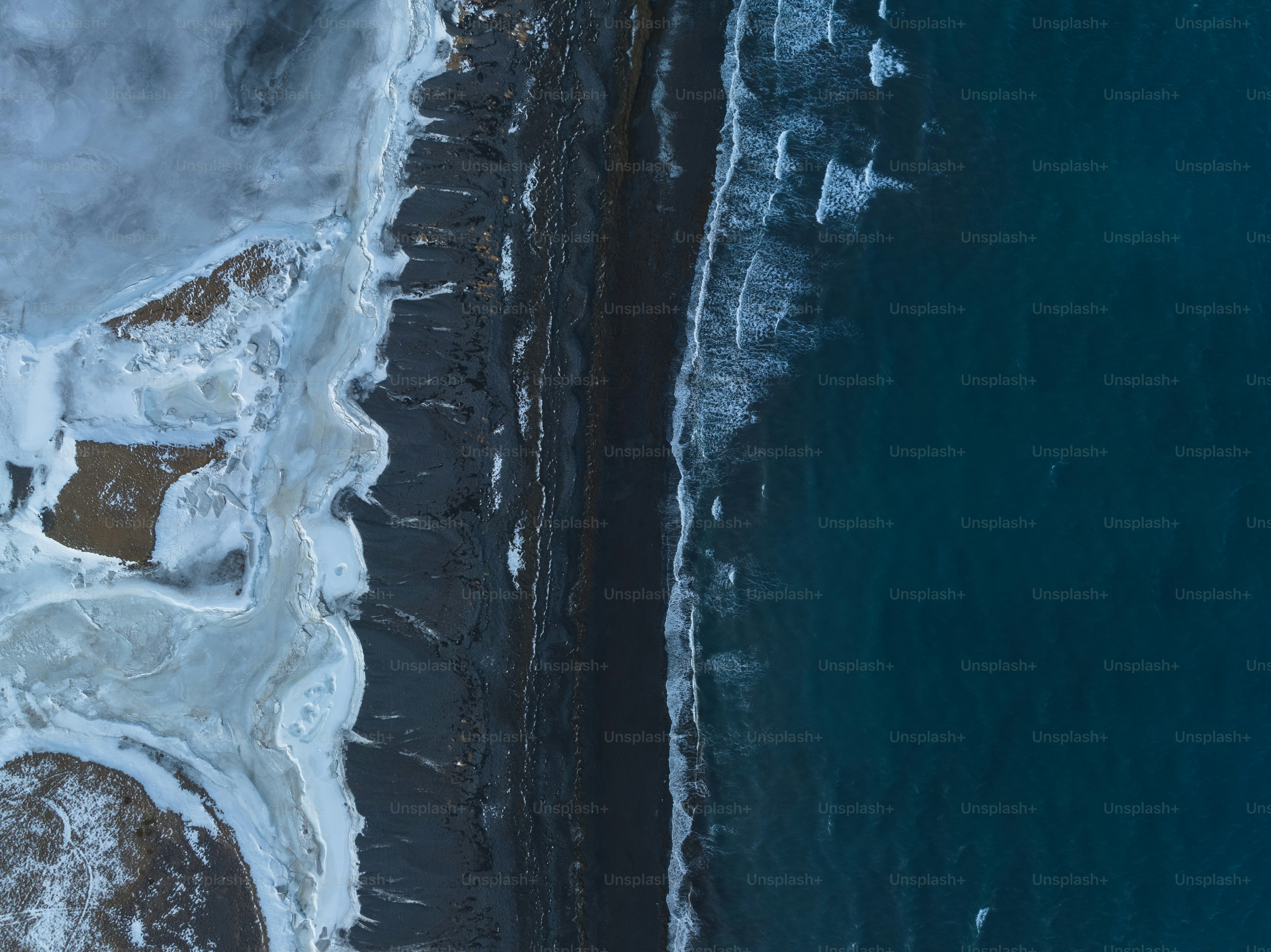 una veduta aerea di uno specchio d'acqua coperto di ghiaccio