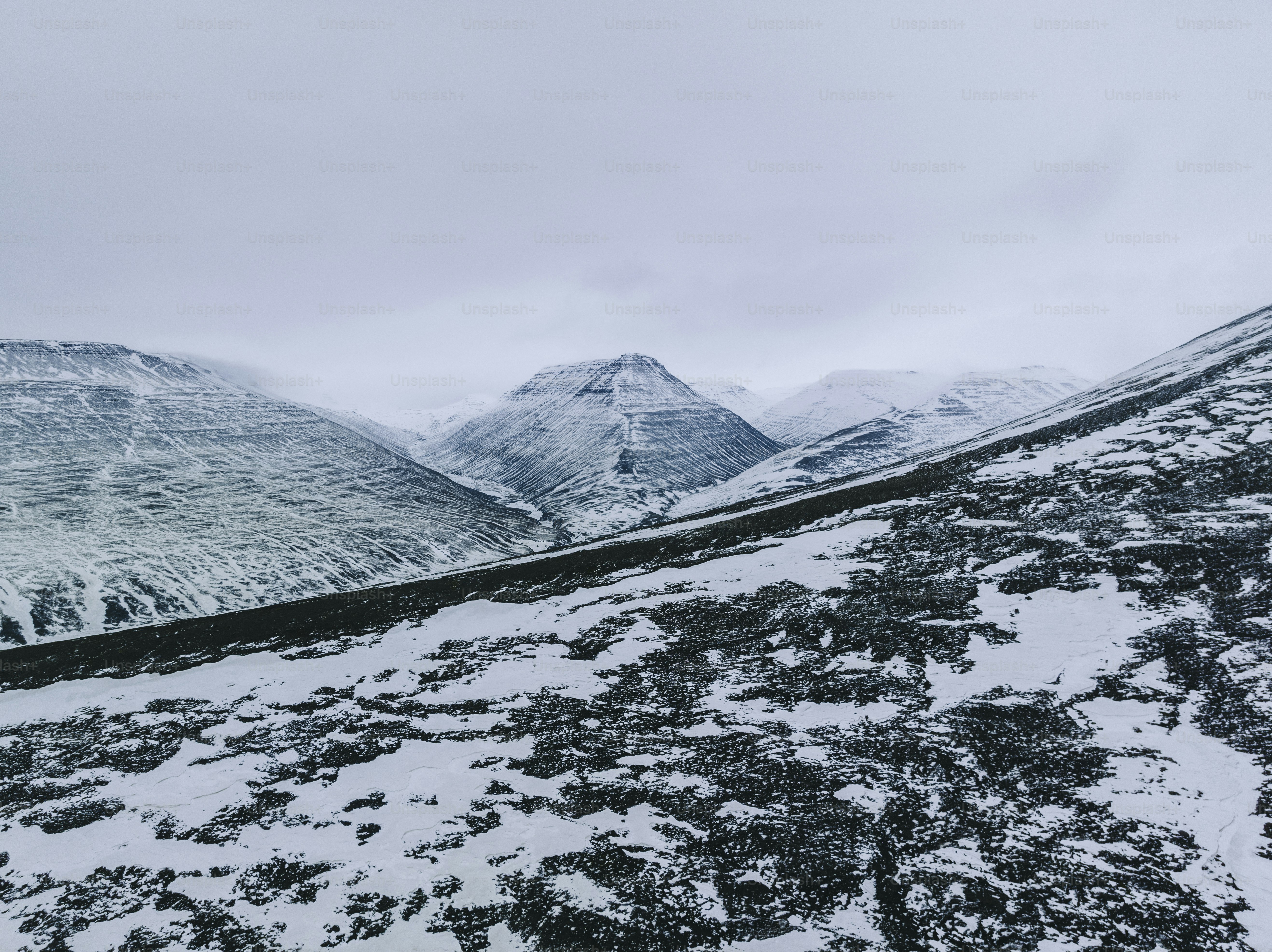 ein schneebedeckter Berg mit ein paar Schnee darauf