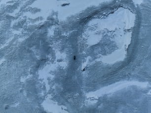 uma vista aérea de uma paisagem coberta de neve