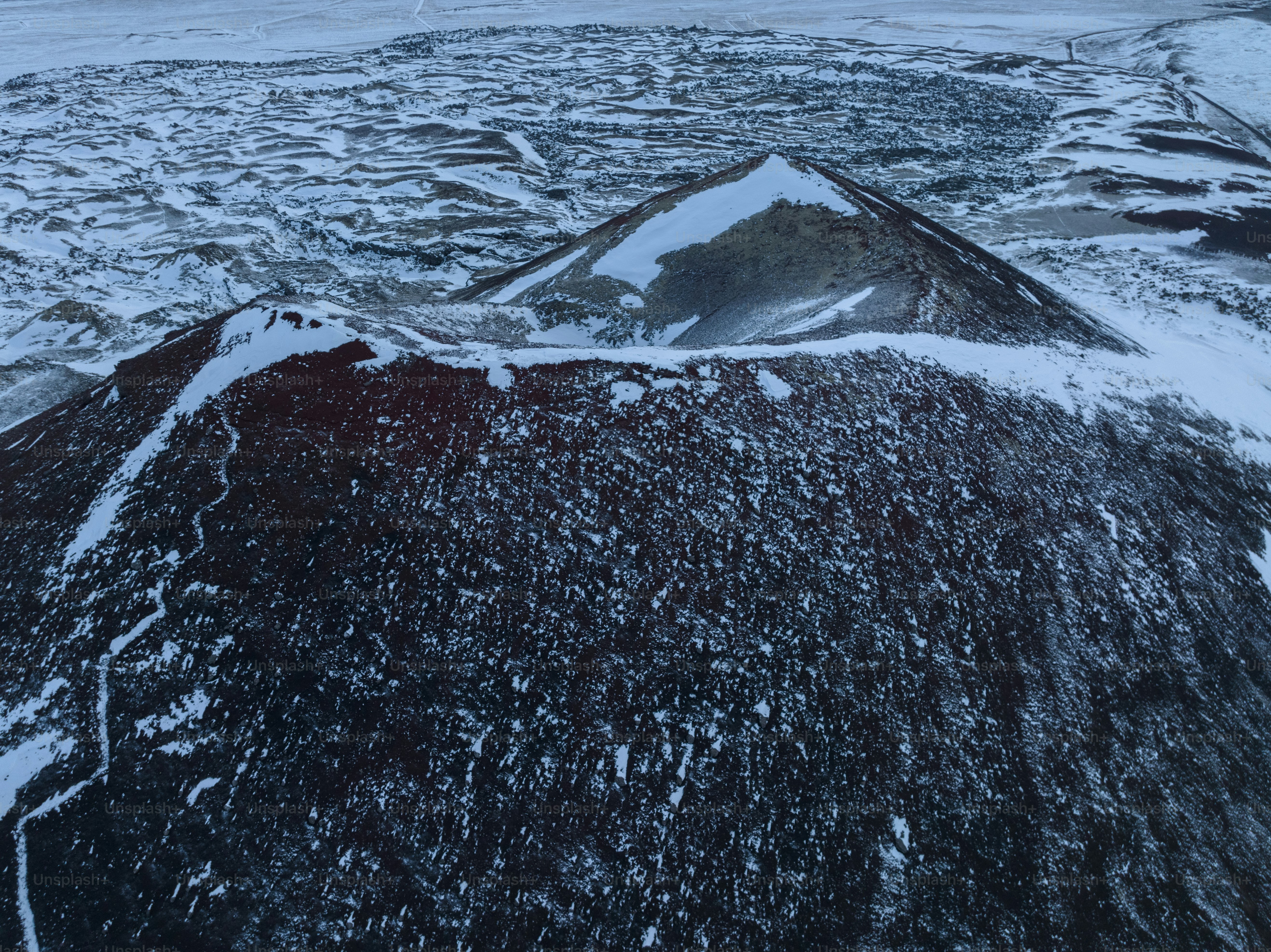Una montagna coperta di neve con uno sfondo del cielo