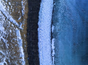 Luftaufnahme eines eisbedeckten Gewässers