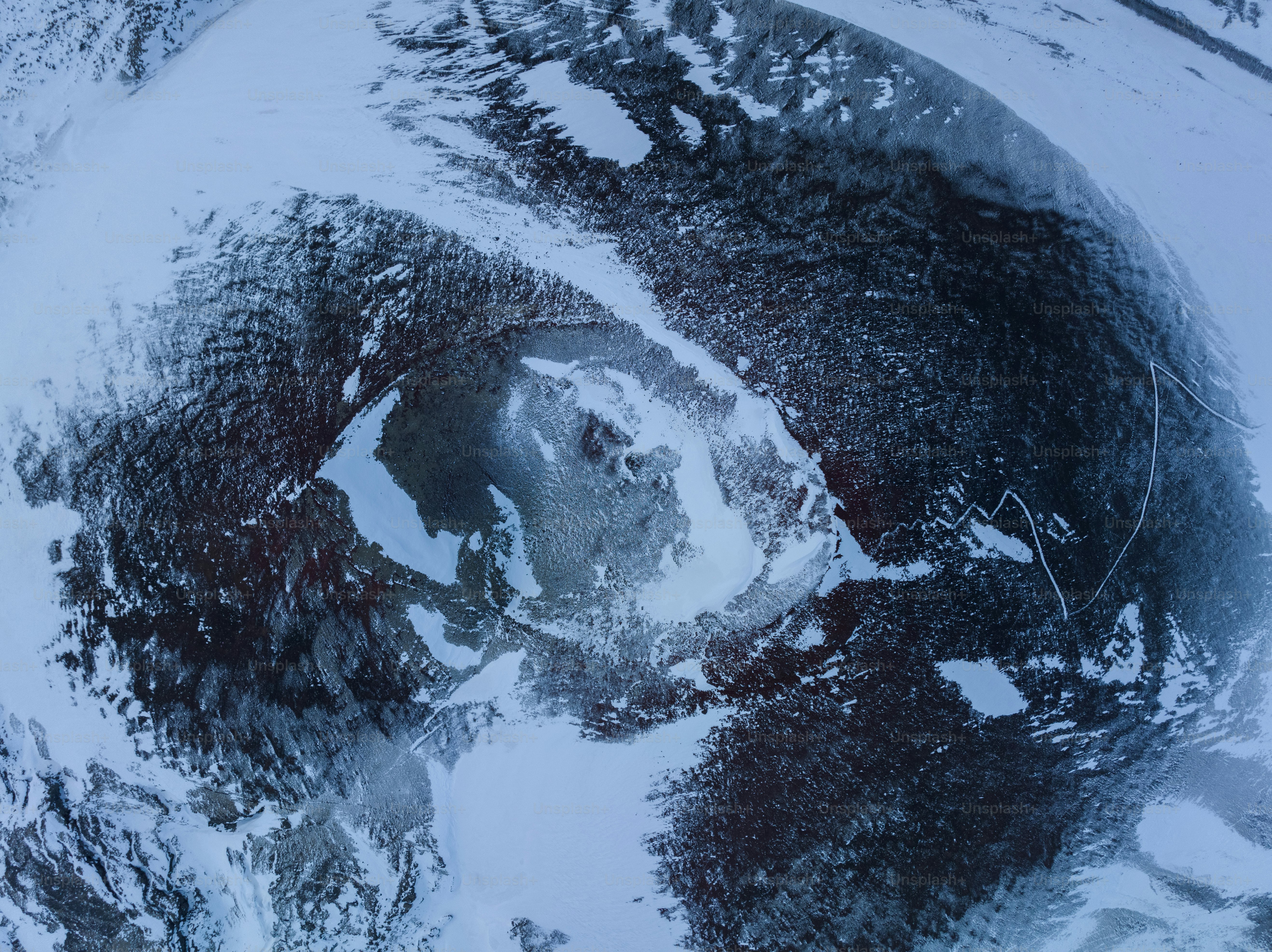 Luftaufnahme eines schneebedeckten Berges