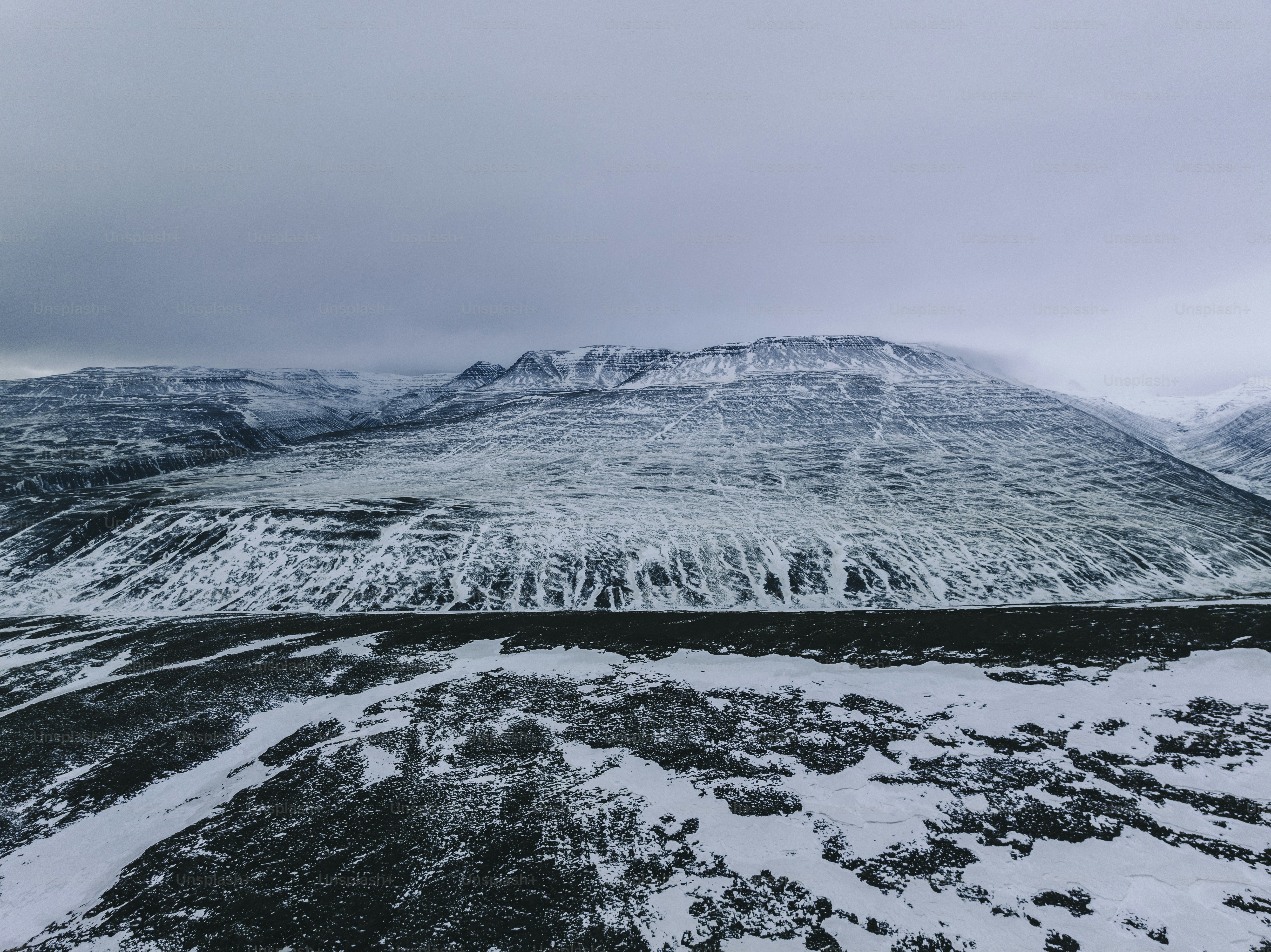 Ein schneebedeckter Berg mit Himmelshintergrund