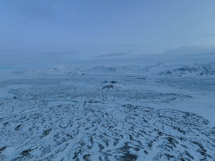 Un paysage enneigé avec des montagnes au loin