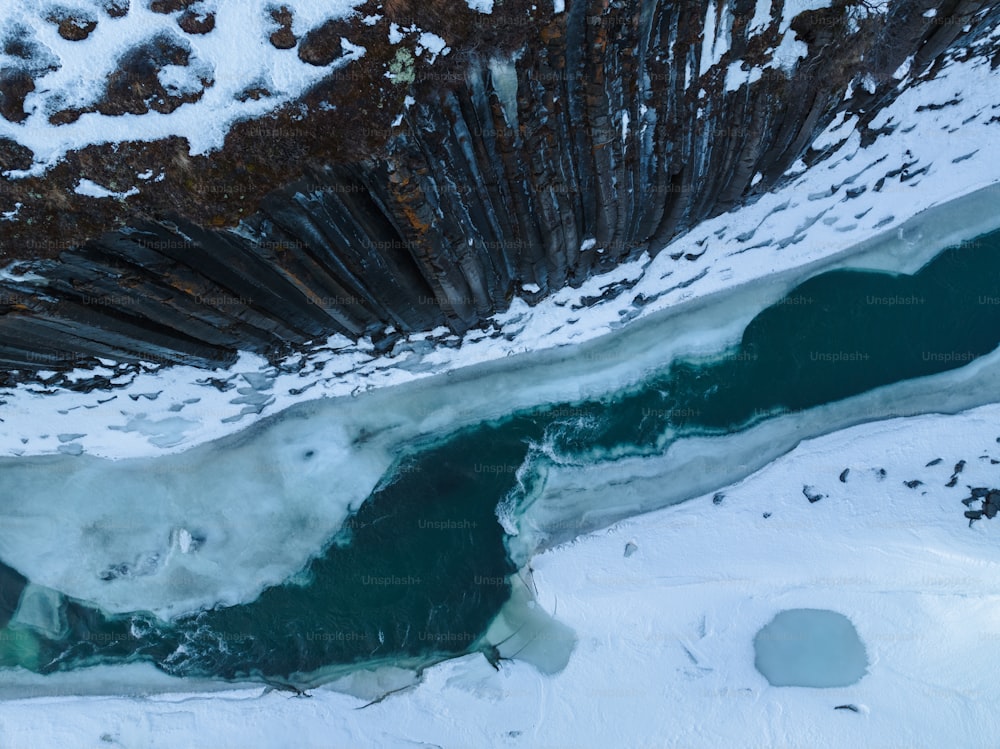 uma vista aérea de um rio na neve