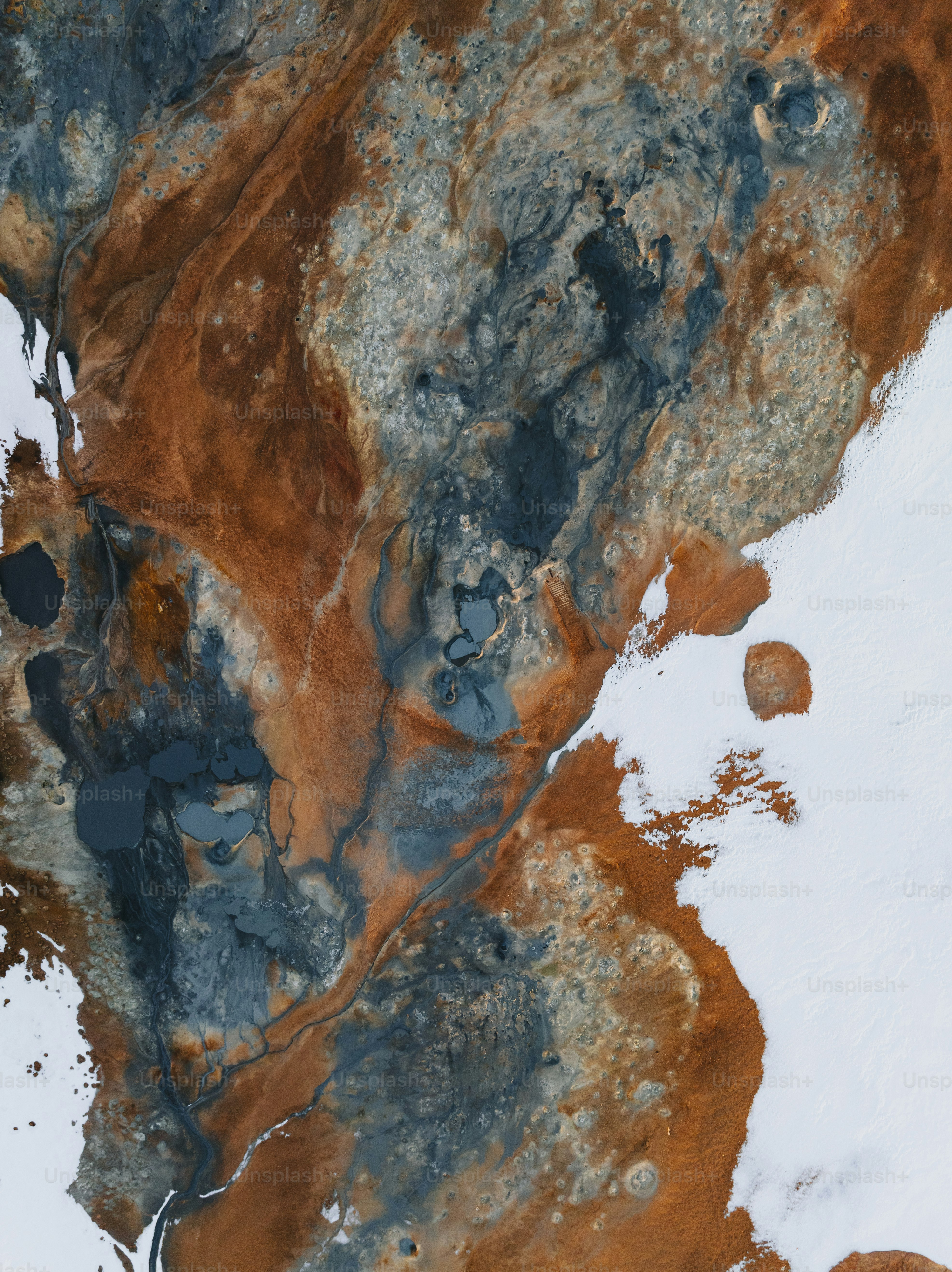 uma vista aérea de uma paisagem coberta de neve