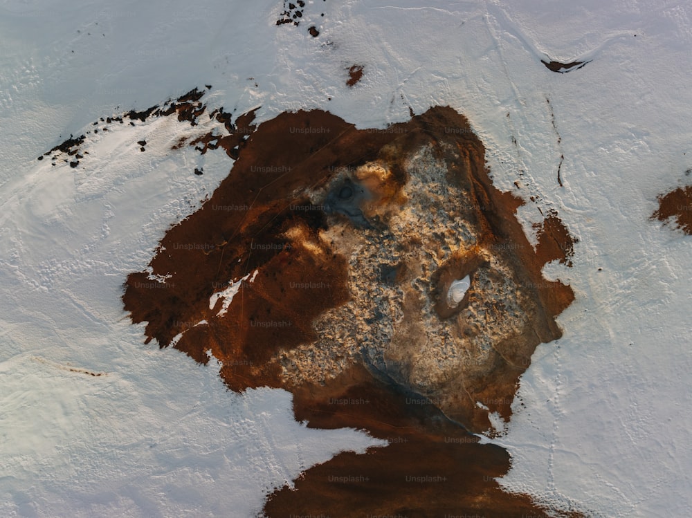 uma vista aérea de um solo coberto de neve