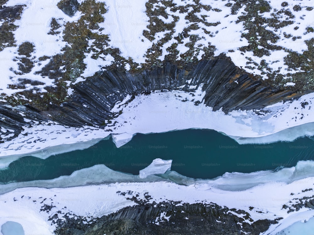 Una vista aérea de un lago rodeado de nieve