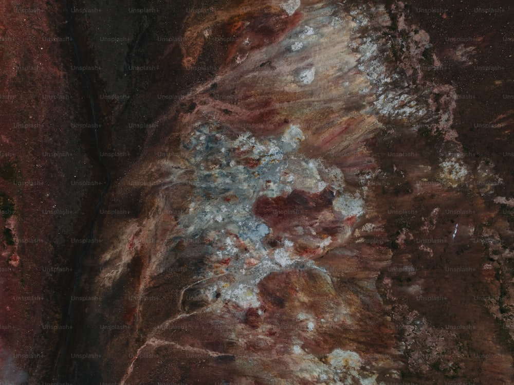 um close up de uma rocha com uma substância vermelha e branca sobre ela