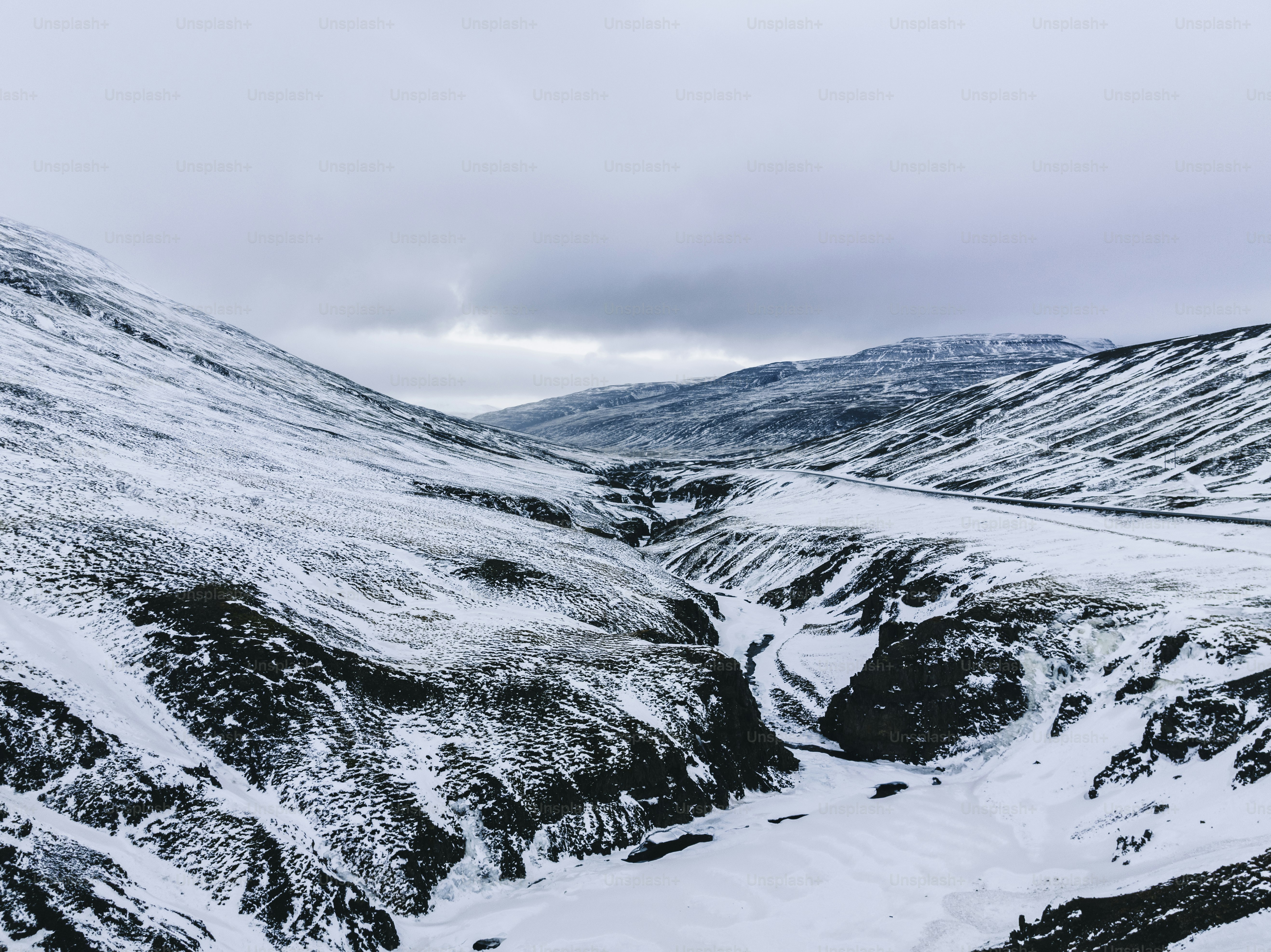 雪に覆われた山とそこを通る道路