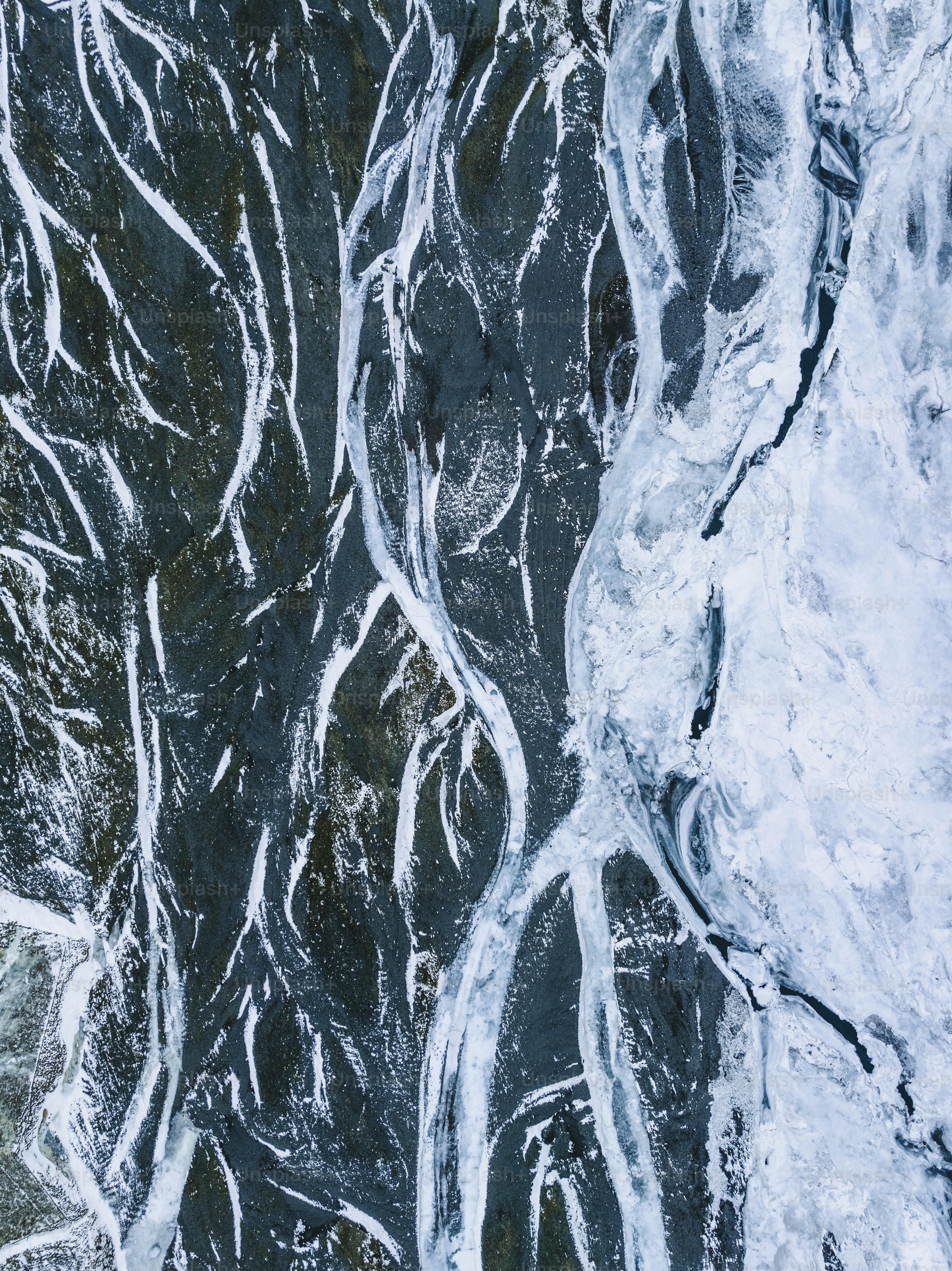une vue aérienne d’une rivière avec de la glace dessus