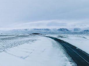 Eine Straße inmitten eines verschneiten Feldes