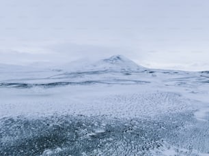 Ein schneebedeckter Berg mit Himmelshintergrund