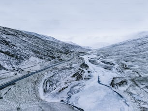 Una vista aérea de una carretera en las montañas