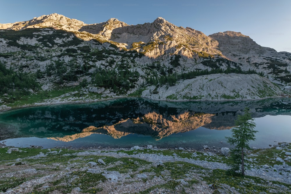 una cadena montañosa con un lago en primer plano