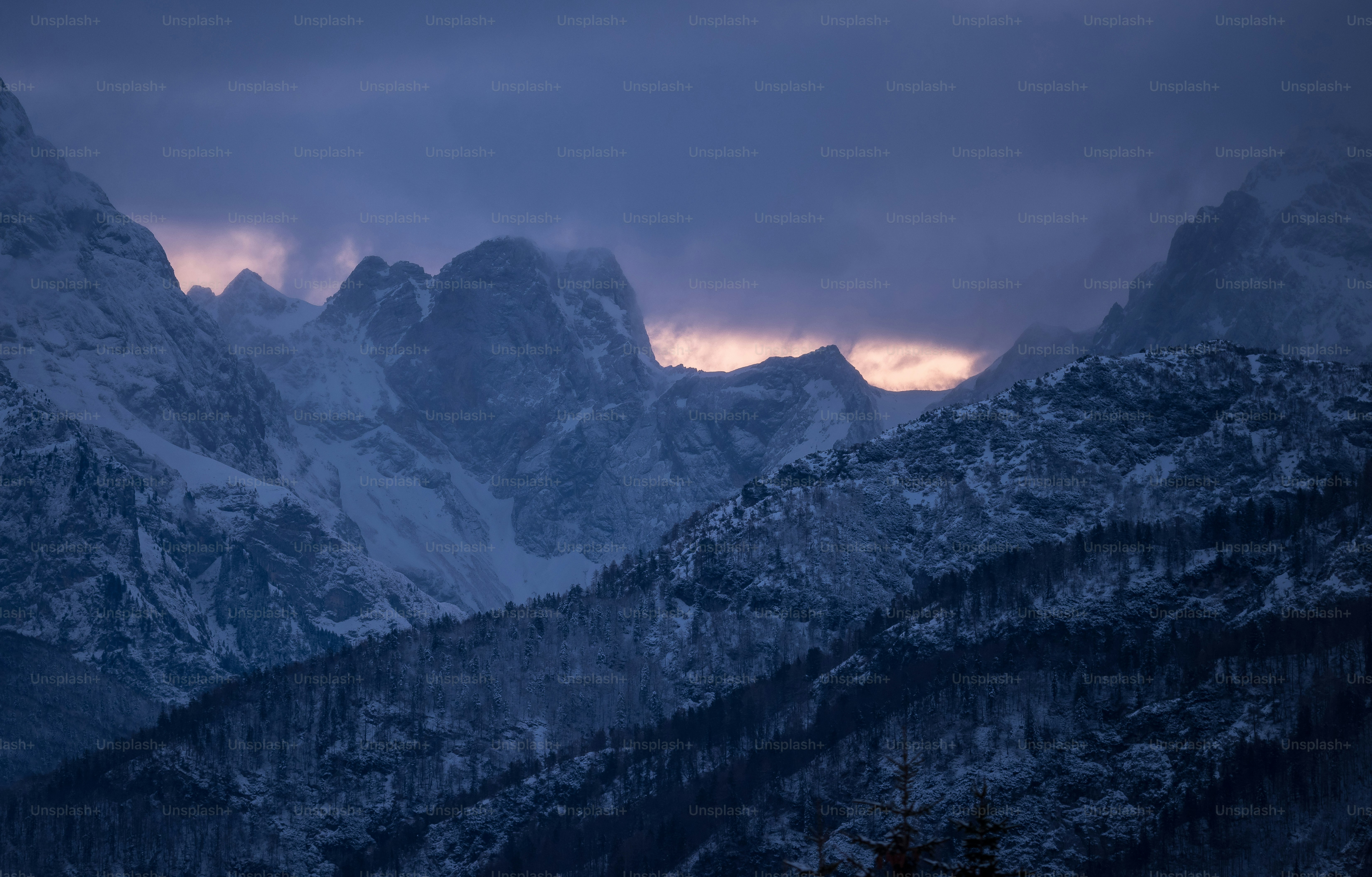 Las montañas están cubiertas de nieve y nubes