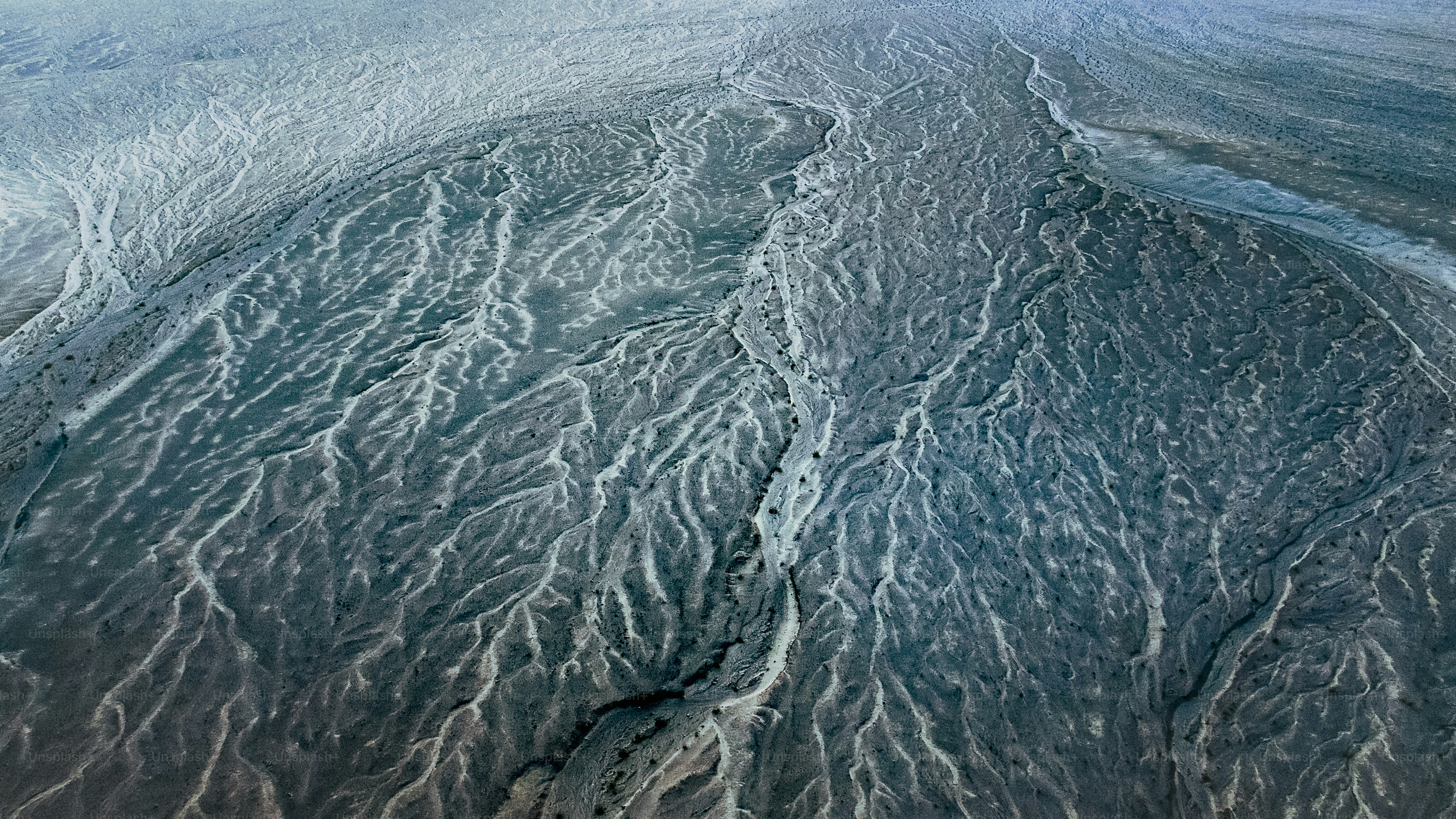 Un grande specchio d'acqua con uno sfondo del cielo